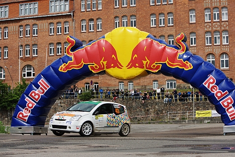 Kaserner er gode steder at se rally. Her er det fra et tidligere løb i år, men ved Caramba Rally kan man opleve bilerne både fredag aften og fire gange lørdag på Antvorskov Kaserne